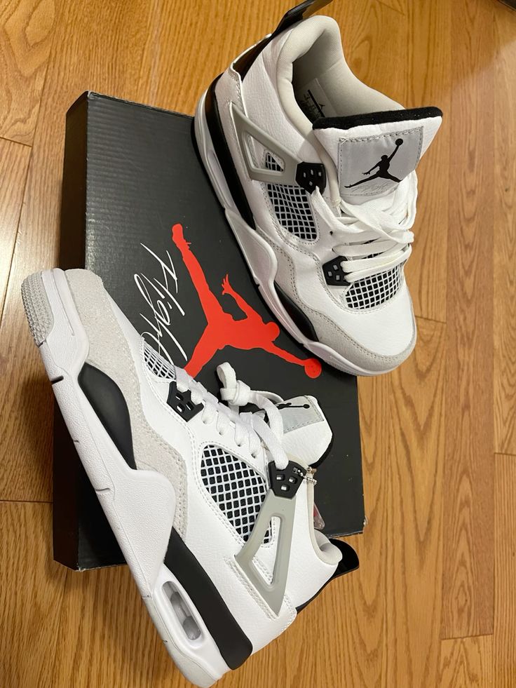 Air Jordan 4 "Military Black"